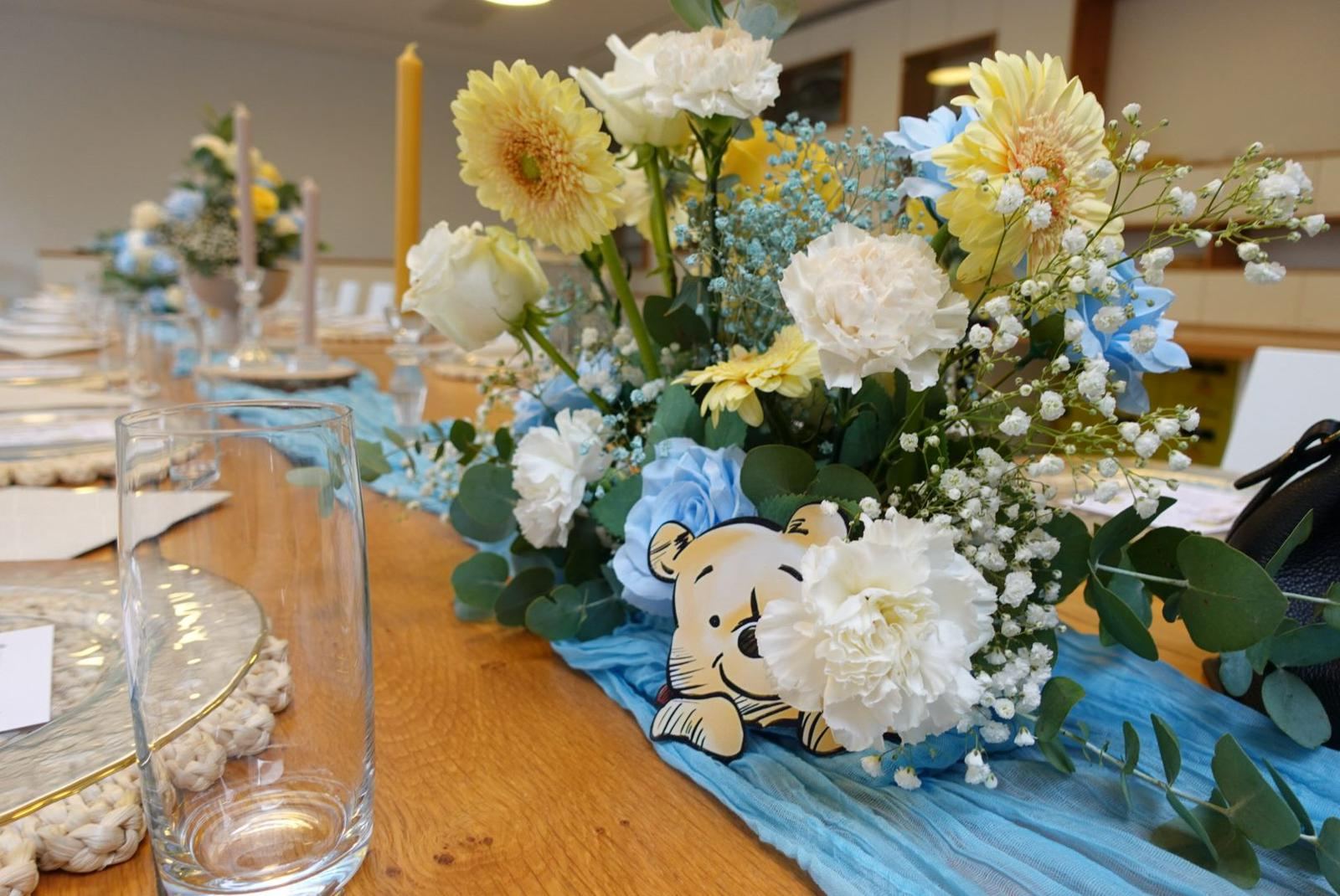 Florale Tischdekoration einer Babyparty