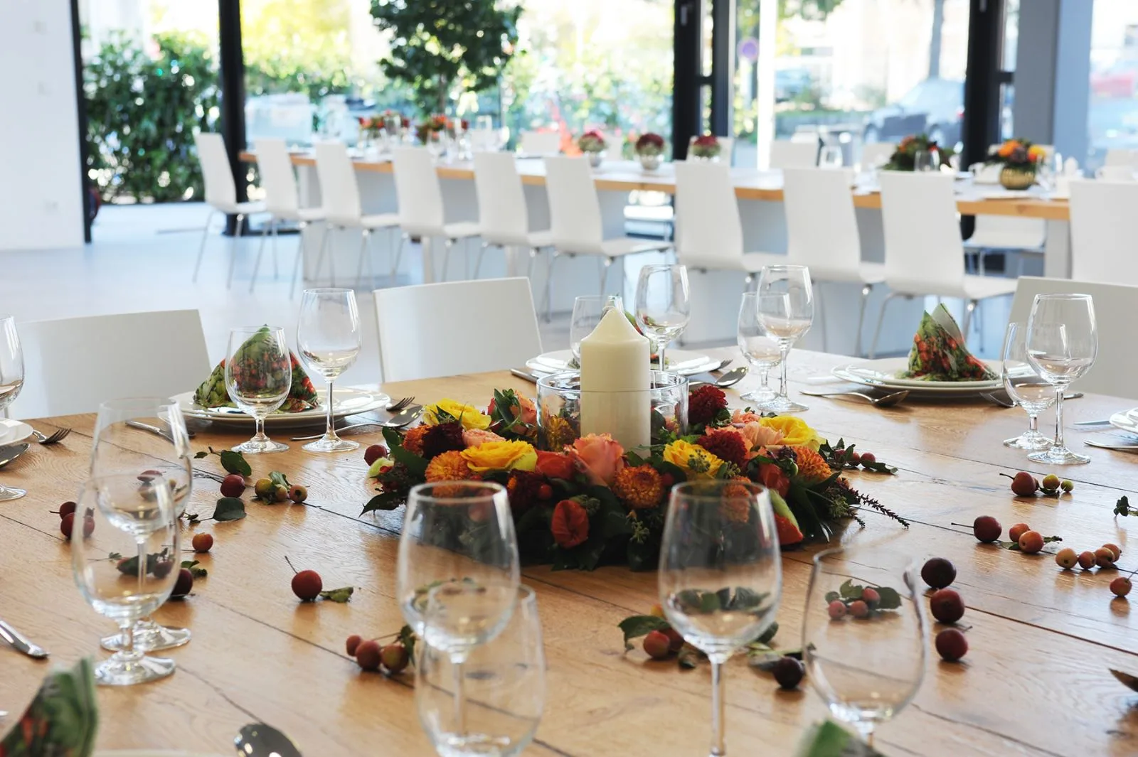 Herbstlich gedeckte Tafel für Firmenfeiern