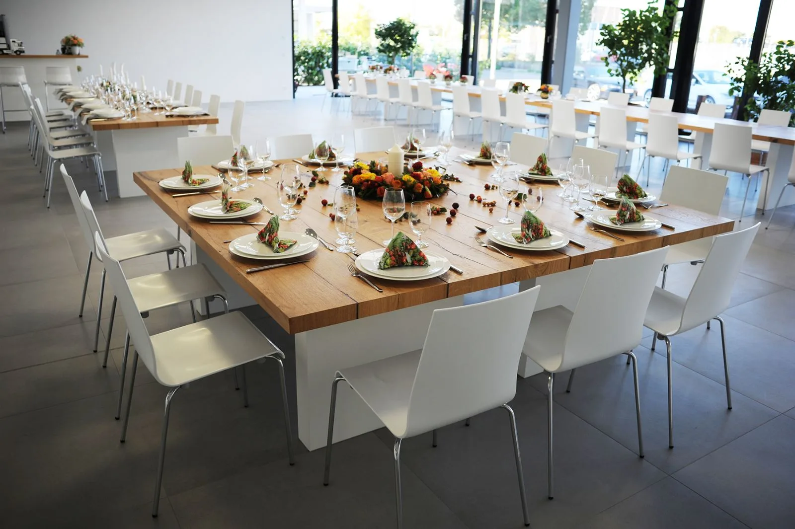 Festtafel vor der Glasfront