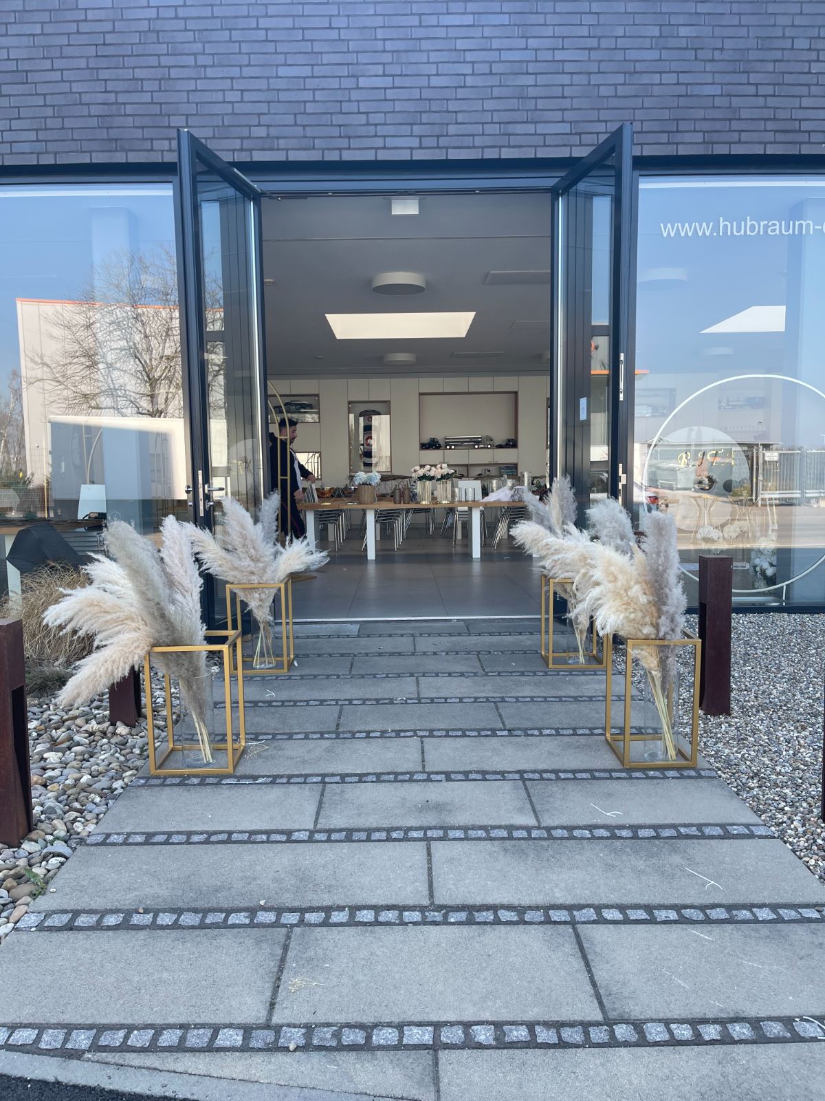 Festlicher Eingang mit Pampasgras-Dekoration zum Hennaabend