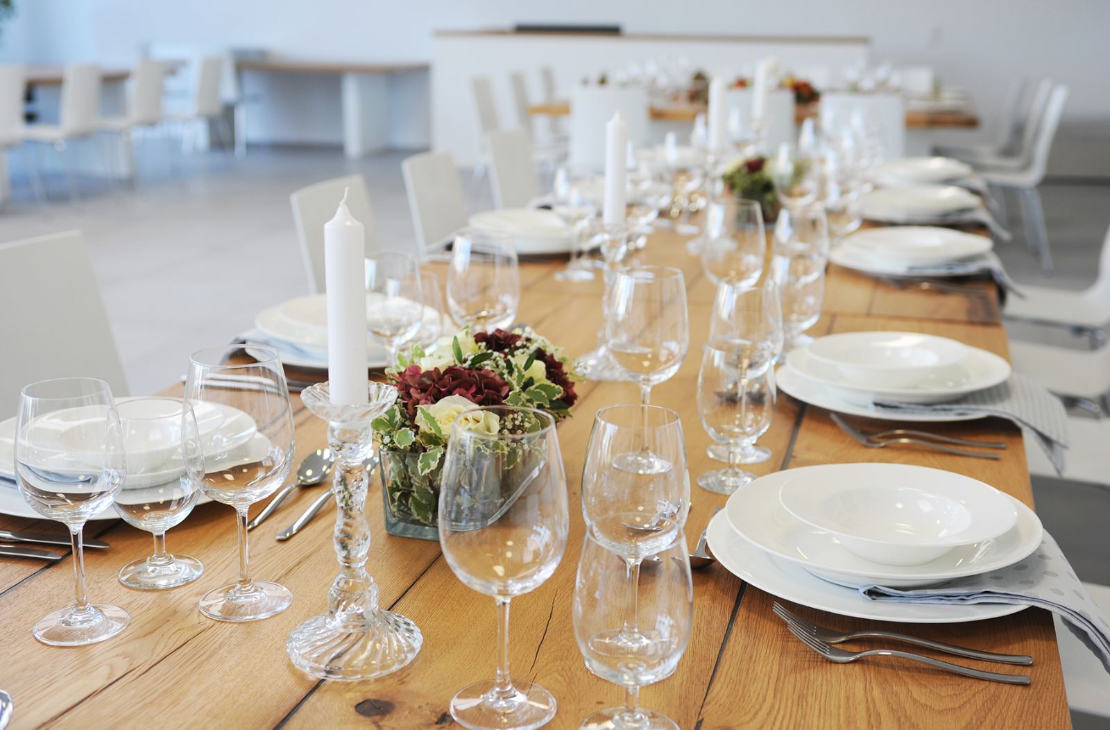 Elegant gedeckte Hochzeitstafel mit Kristallgläsern