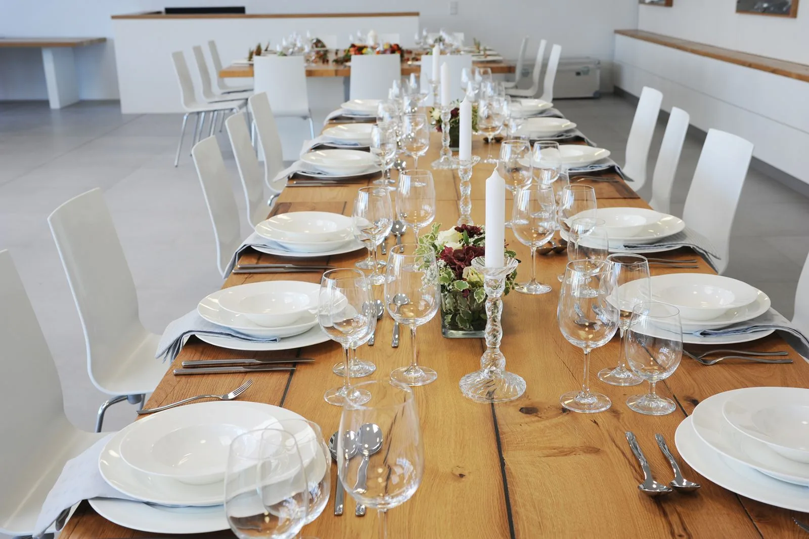 Festlich gedeckte Hochzeitstafel im HubRaum